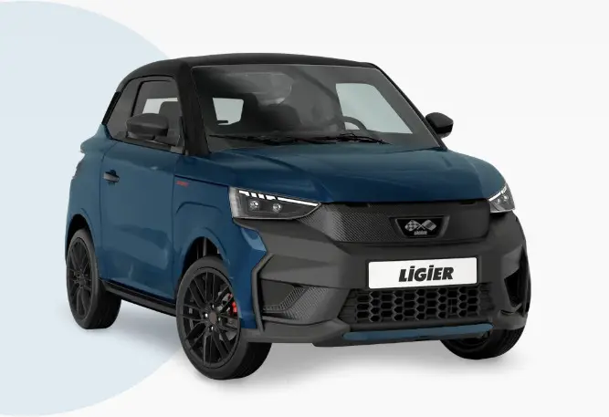 Vue 3/4 avant d'une Ligier JS50 bleu avec toit noir, calandre noire et jantes noires sportives.