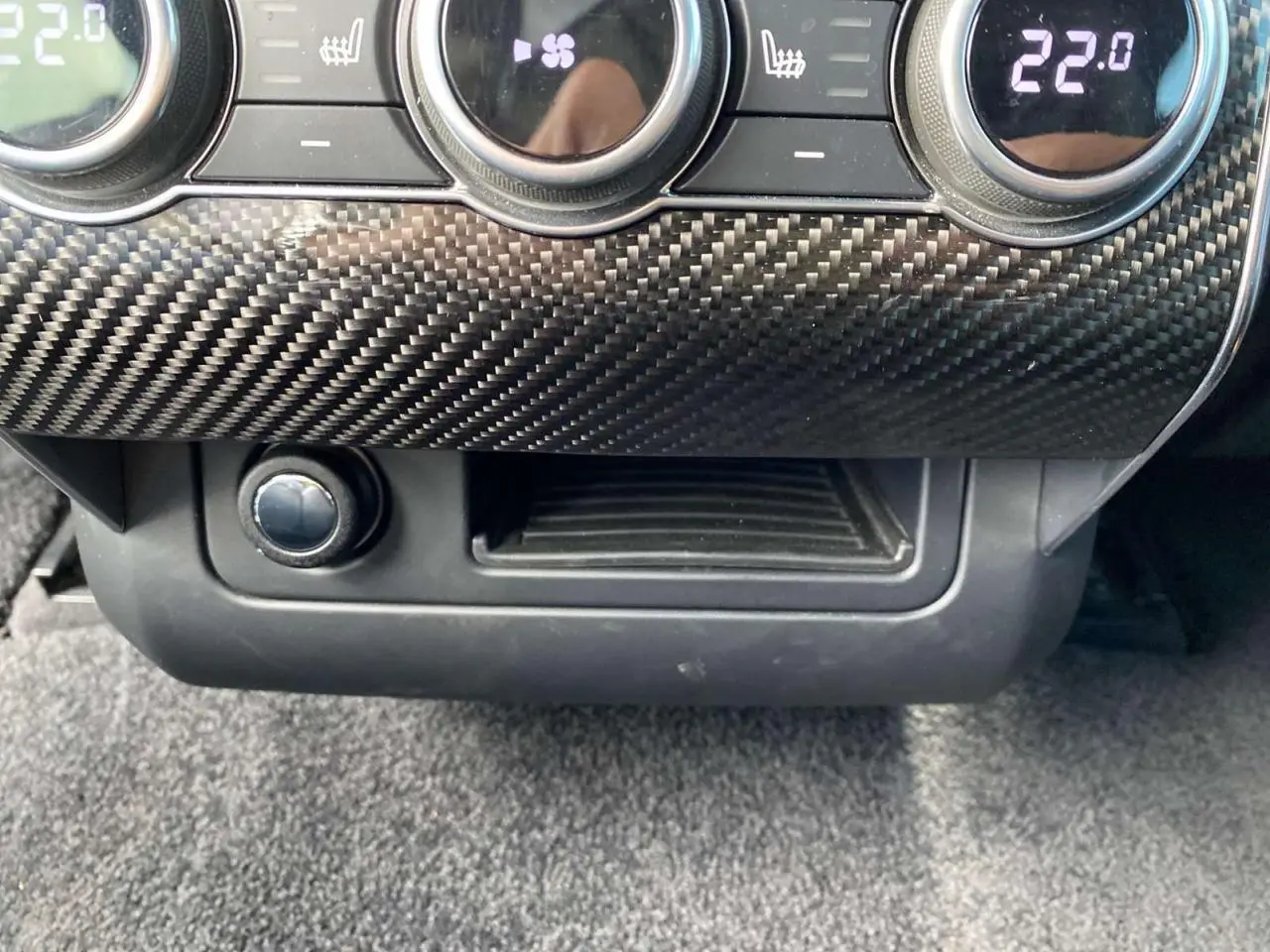 Détail de la console centrale en carbone du Range Rover Sport SVR 2016, avec commandes de climatisation digitales.