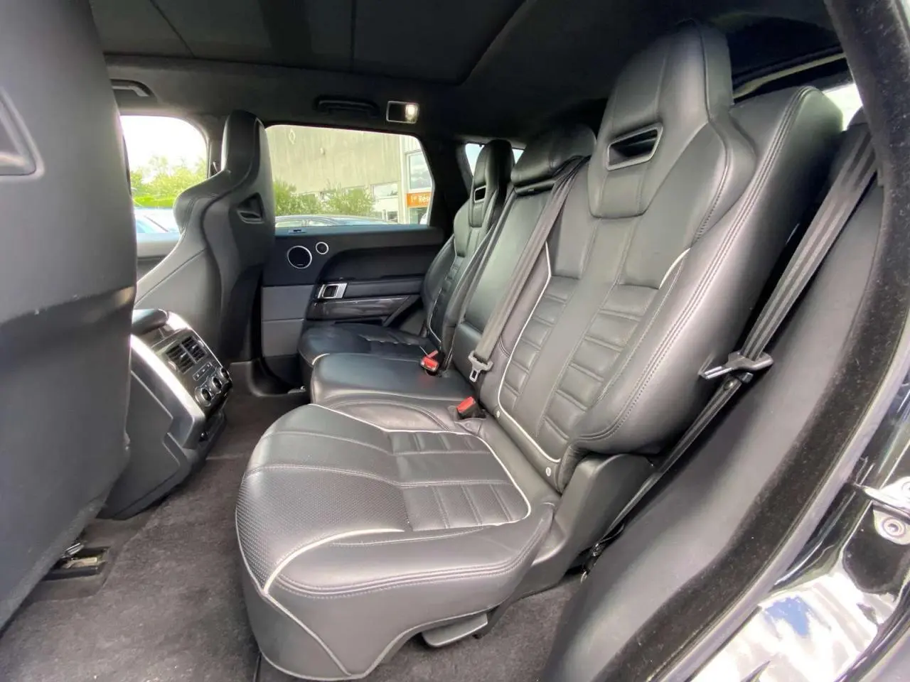 Vue latérale droite des sièges arrière en cuir noir du Range Rover Sport SVR 2016, soulignant leur design sportif et finitions soignées.