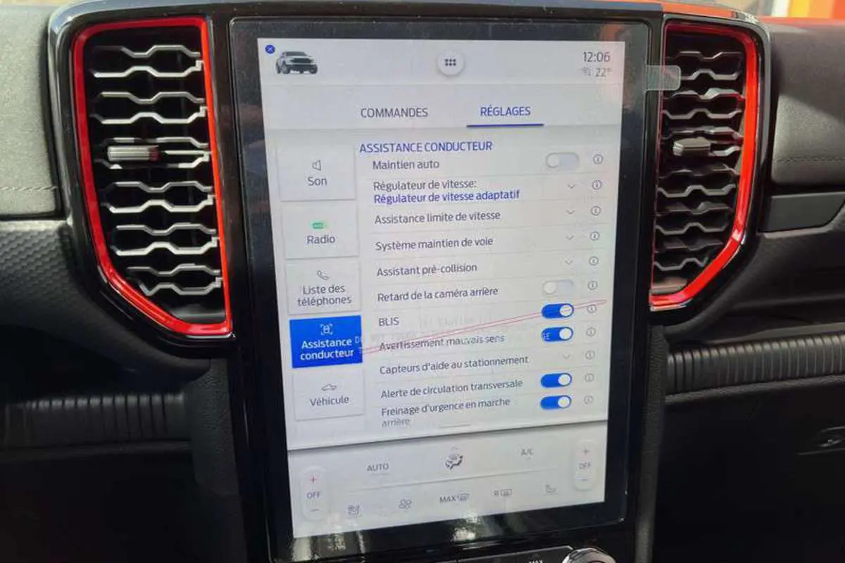 Vue rapprochée de la console centrale du Ford Ranger Raptor 2025, écran tactile avec réglages d'assistance conducteur.