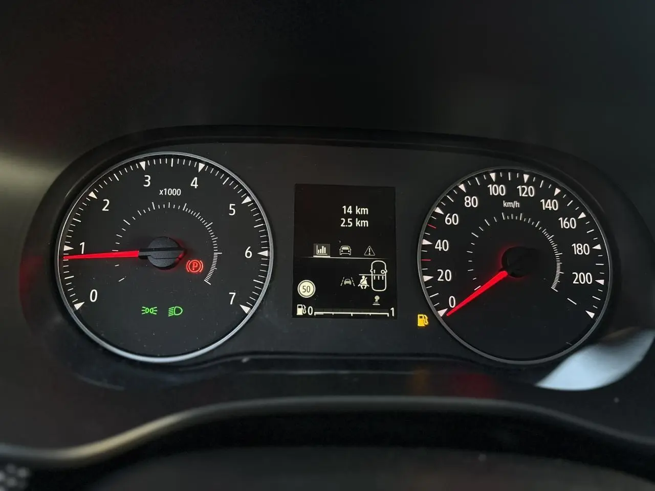 Tableau de bord numérique de Dacia Sandero Stepway 2025 avec compteurs analogiques et indicateurs lumineux allumés.