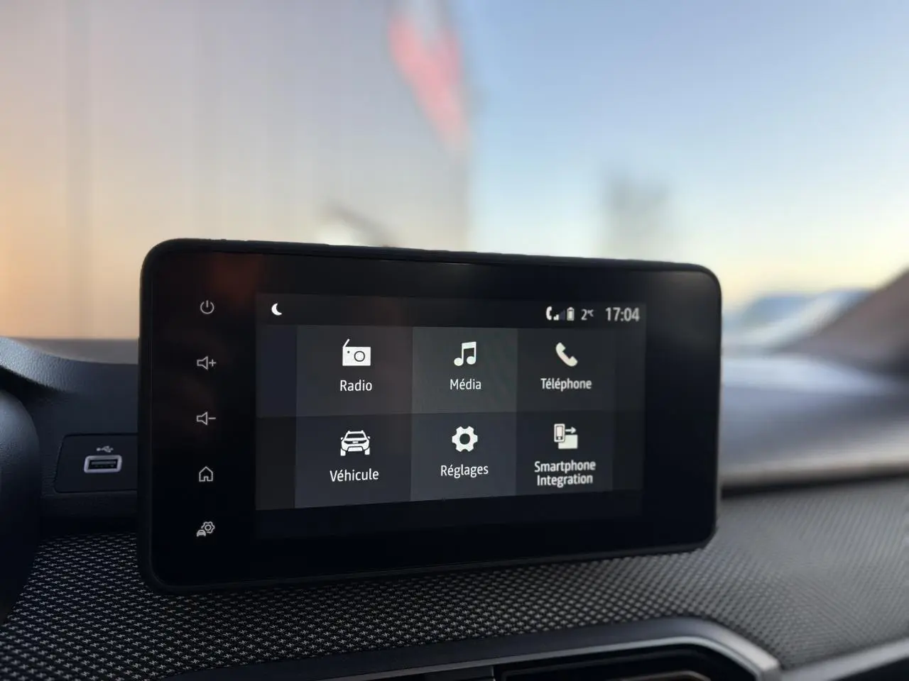 Écran tactile multimédia 8 pouces du tableau de bord de la Dacia Sandero Stepway 2025, vue intérieure frontale.