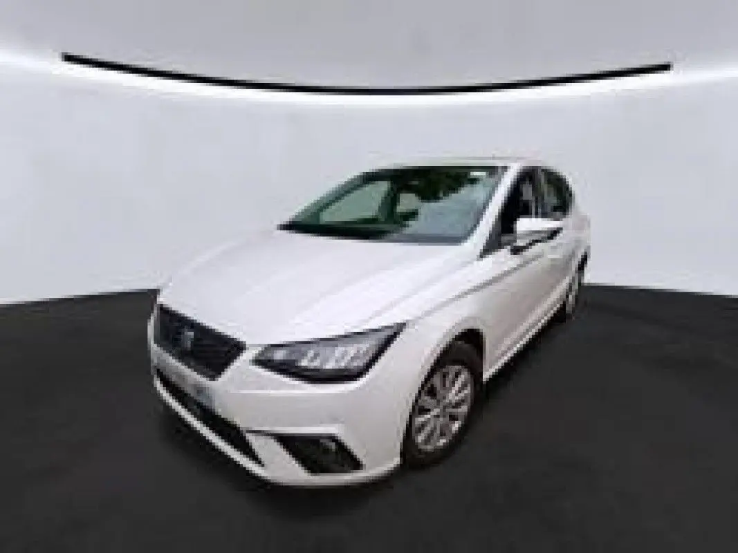 SEAT Ibiza 2023 blanche vue en 3/4 avant droit avec phares LED et jantes alliage 15 pouces.