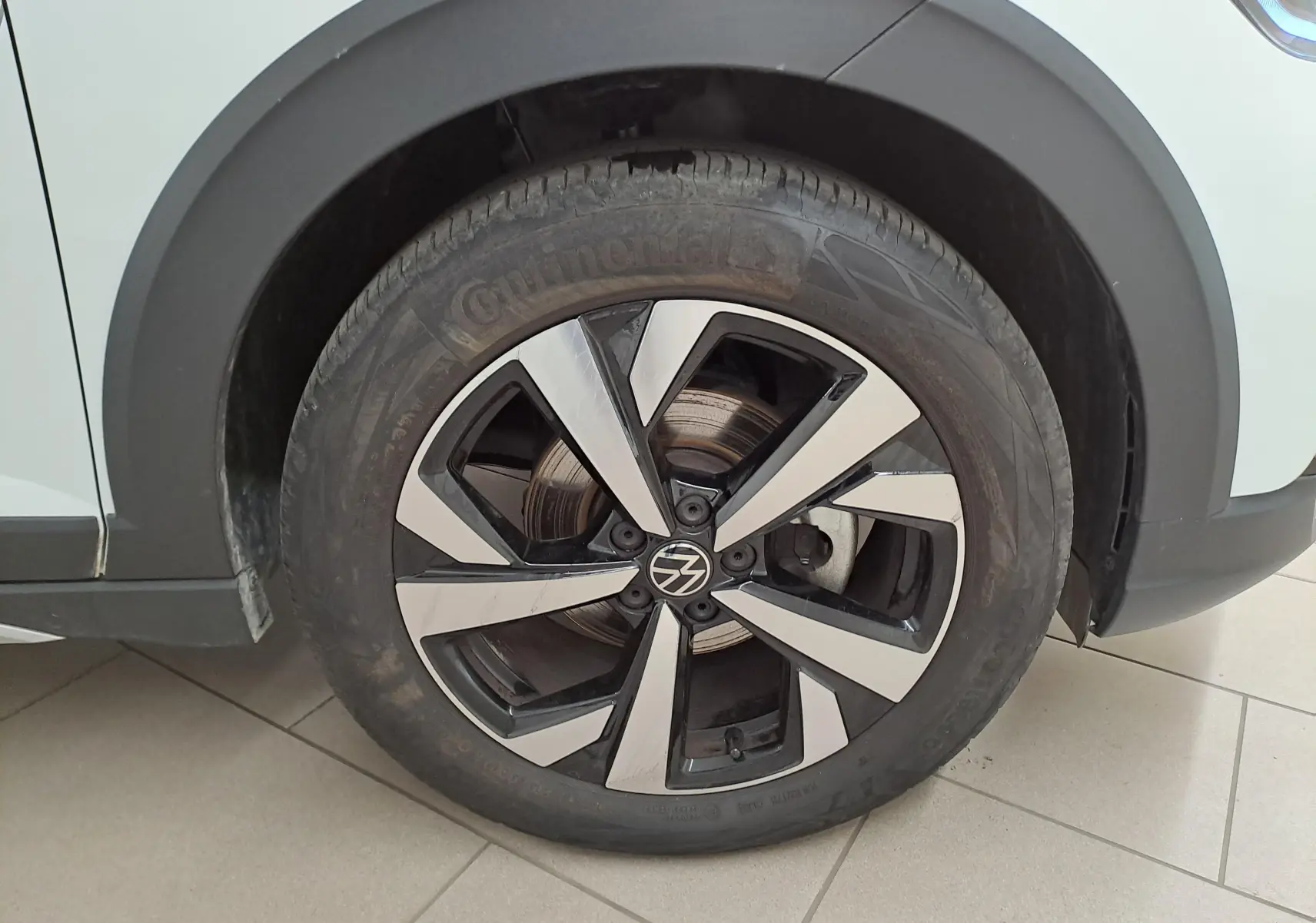 Gros plan sur la jante alliage 17 pouces Aberdeen bicolore du Volkswagen Taigo blanc pur, côté droit.