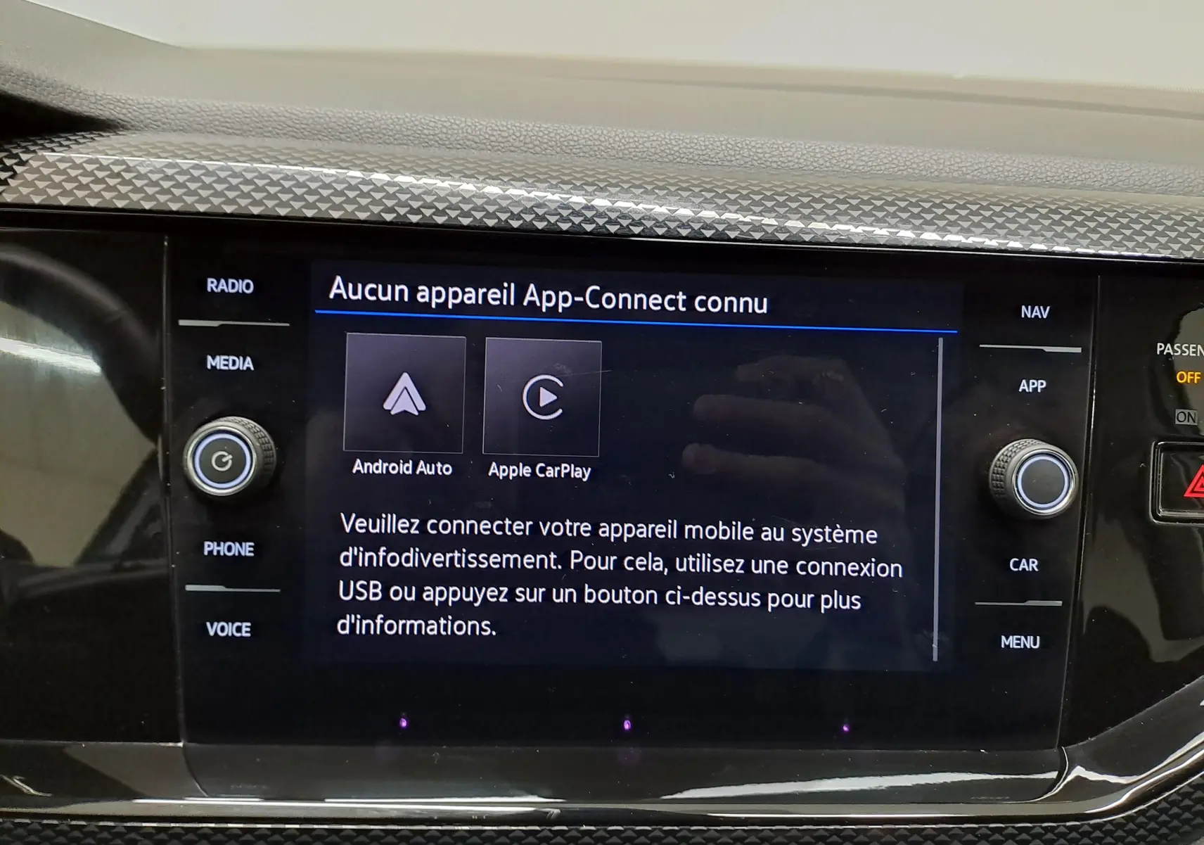 Vue rapprochée de l’écran multimédia du Volkswagen Taigo 2024 avec interface Android Auto et Apple CarPlay.