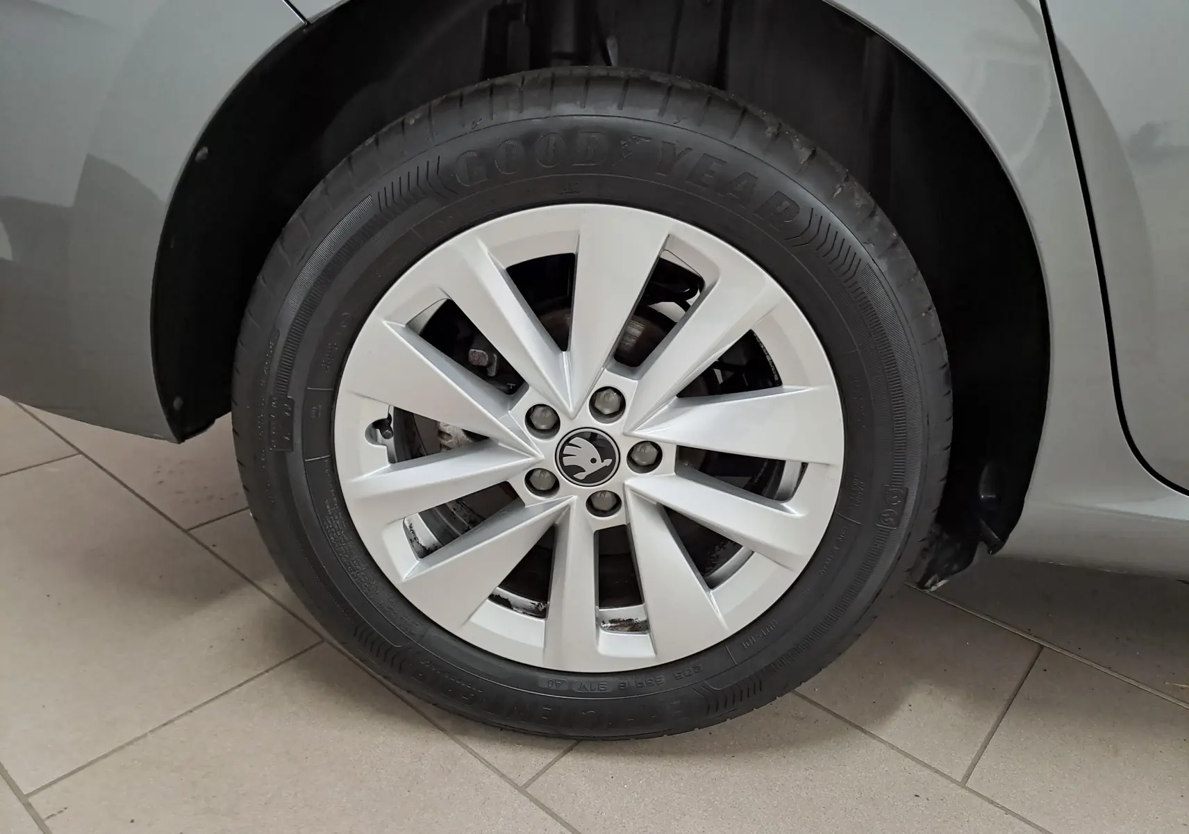 Gros plan sur la roue avant gauche d'une Skoda Scala 2025 gris graphite avec jante alliage et pneu Goodyear.