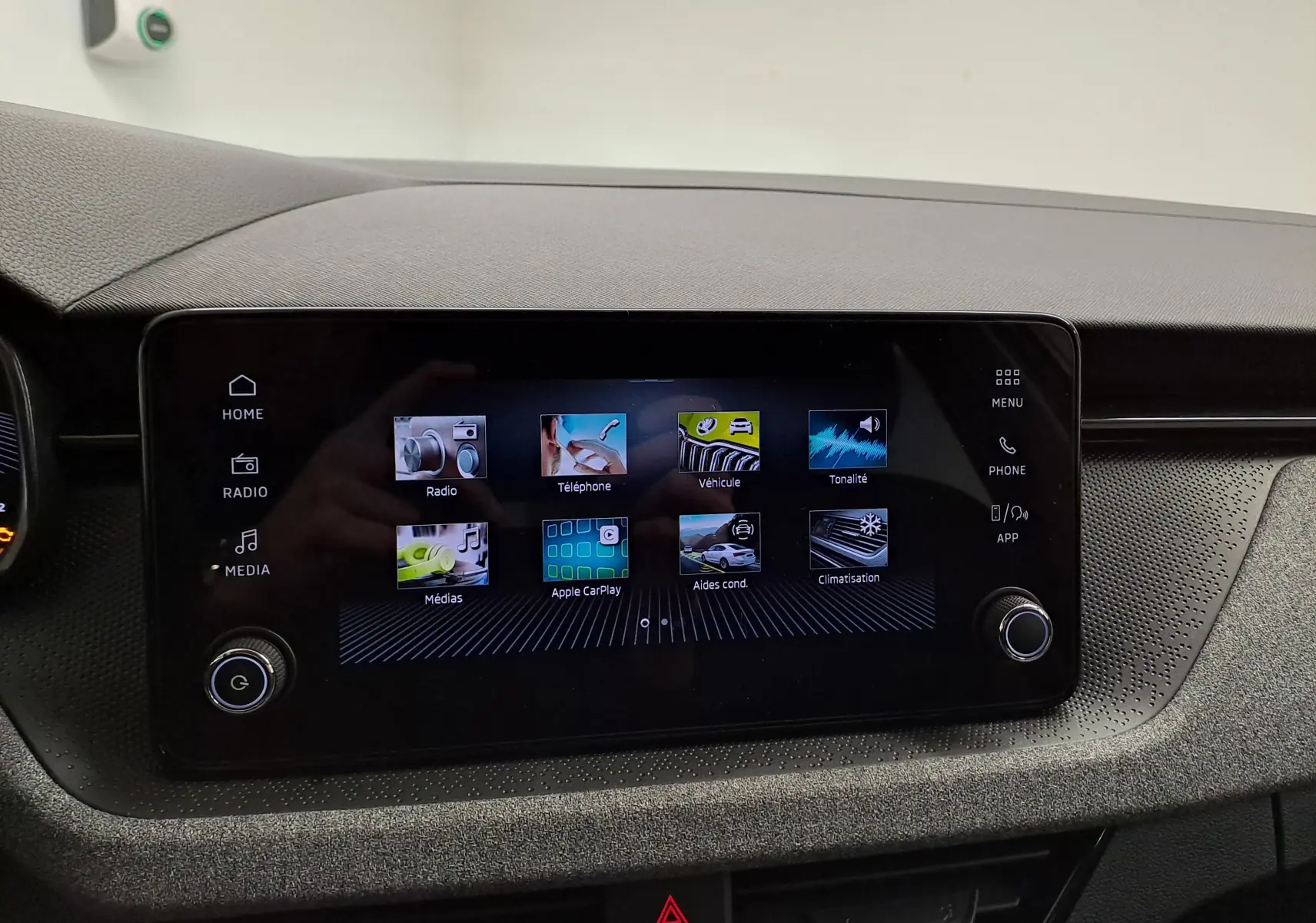 Écran tactile central du tableau de bord de la Skoda Scala 2025, affichant les options multimédia et connectivité.