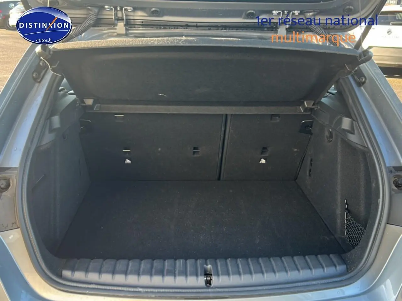 Coffre ouvert vu de l'arrière d'une BMW Série 1 gris skyscraper, espace de chargement vide et propre.