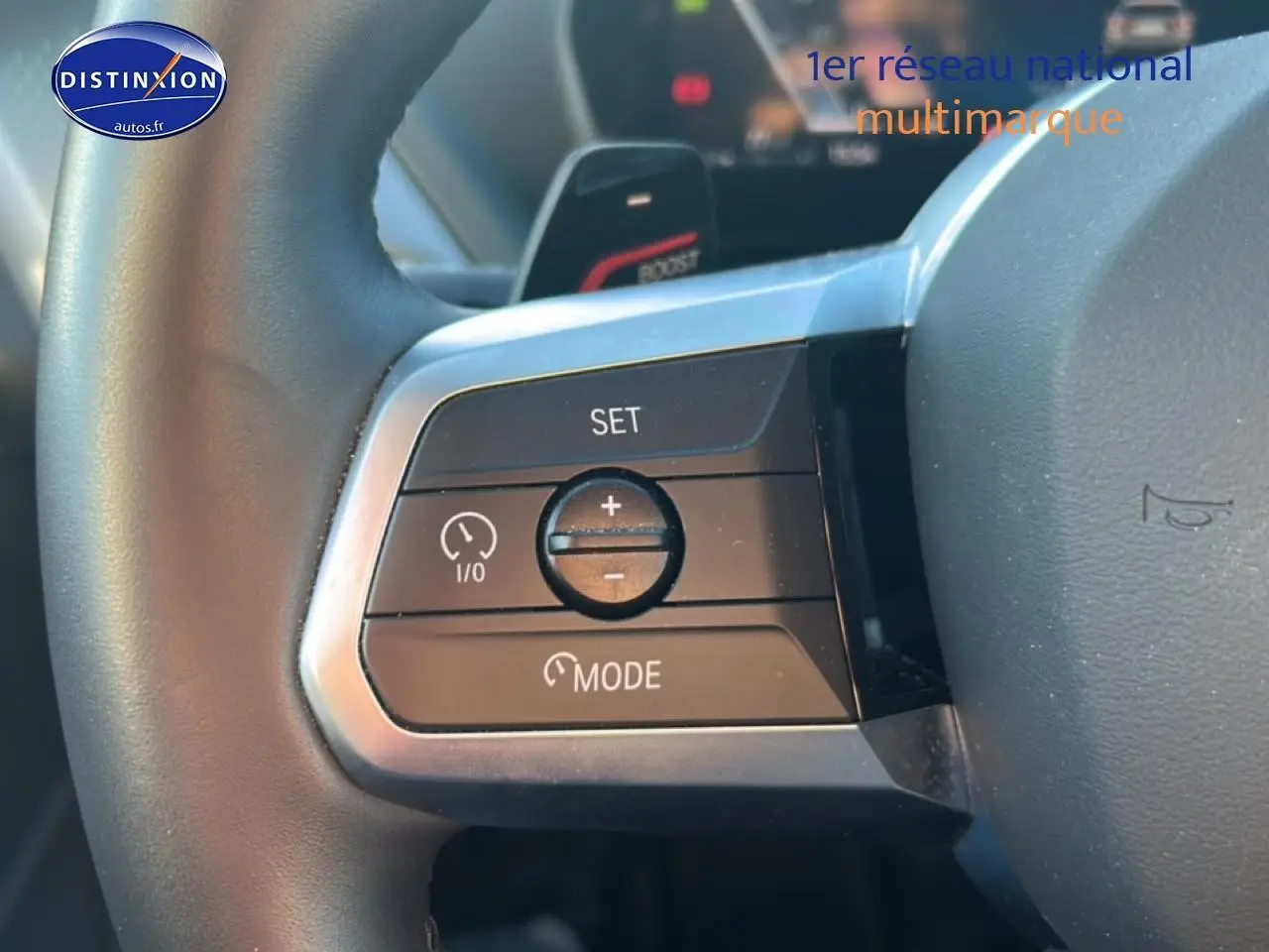 Gros plan sur les commandes au volant côté gauche de la BMW Série 1 118da 2025, finition M Sport Pro.