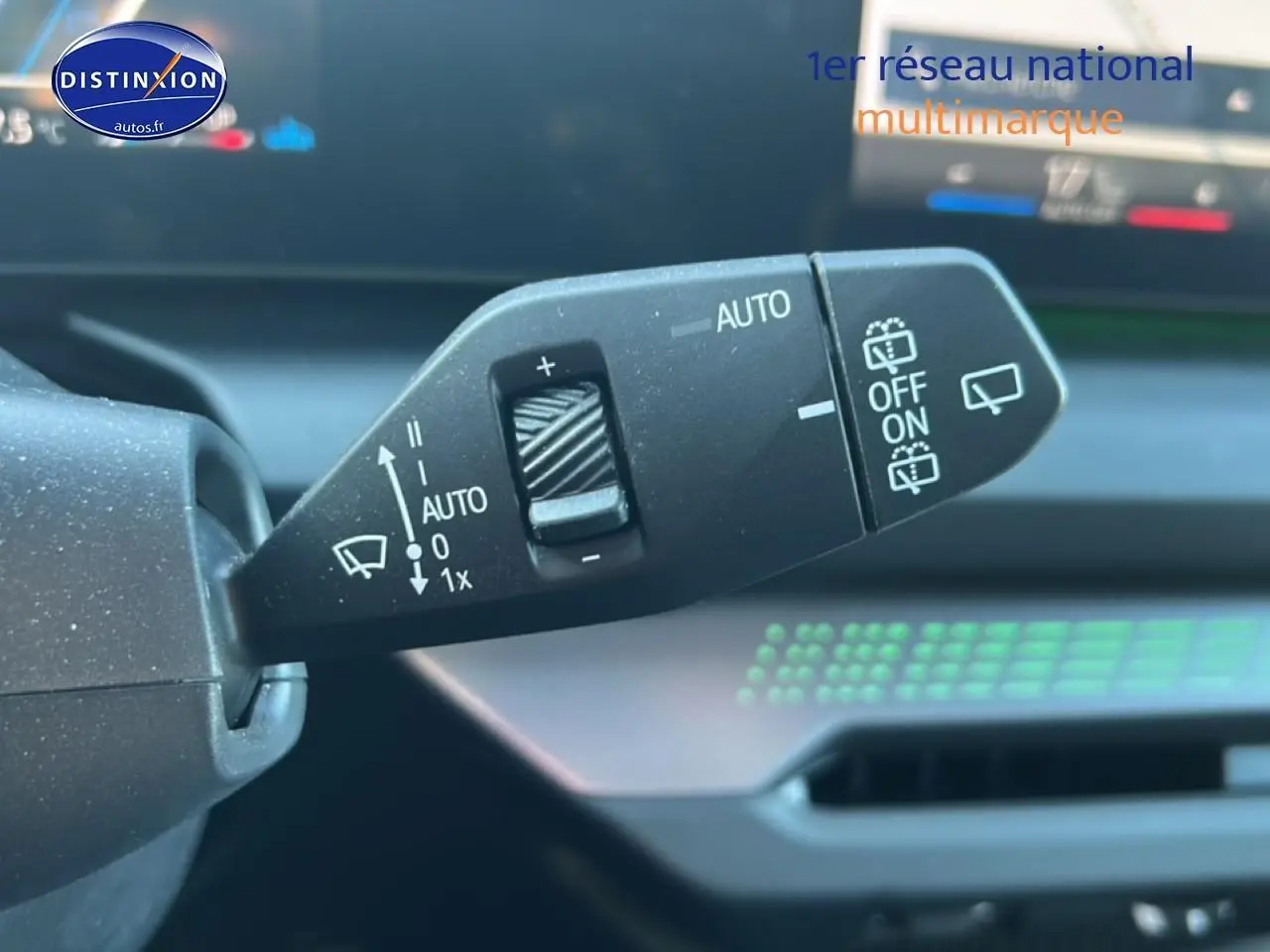 Gros plan sur la commande de l’essuie-glace de la BMW Série 1 118da gris Skyscraper, intérieur moderne.