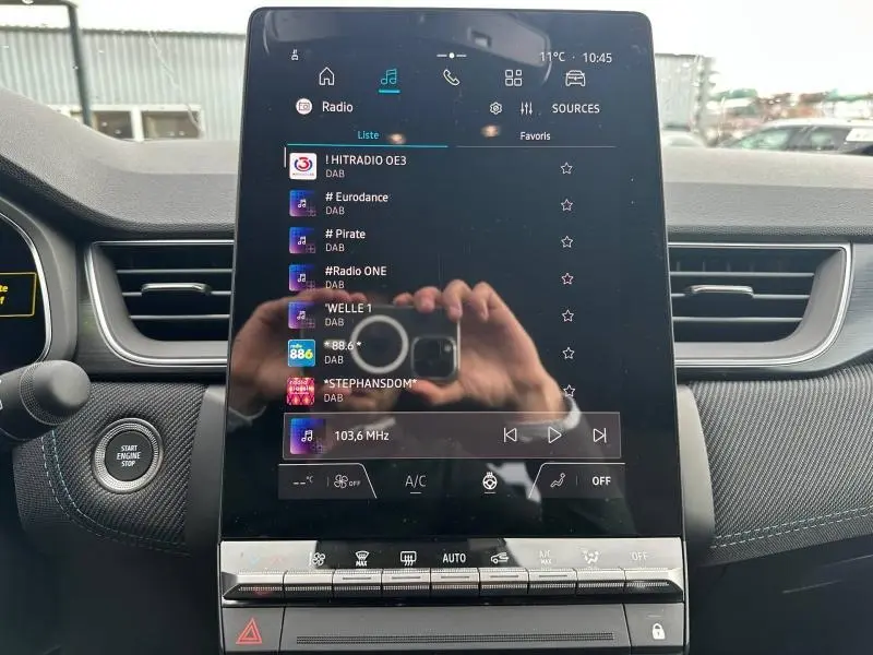Écran tactile central du Renault Captur 2026 gris Rafale/Noir Etoilé, affichant la liste des radios DAB, vue de face.