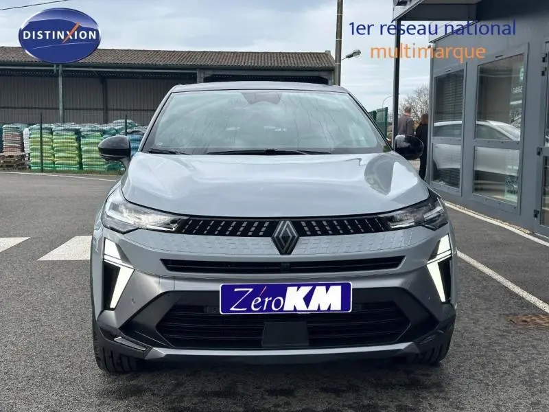 Vue de face du Renault Captur 2026 gris Rafale avec éclairage LED et calandre noire distinctive esprit Alpine.