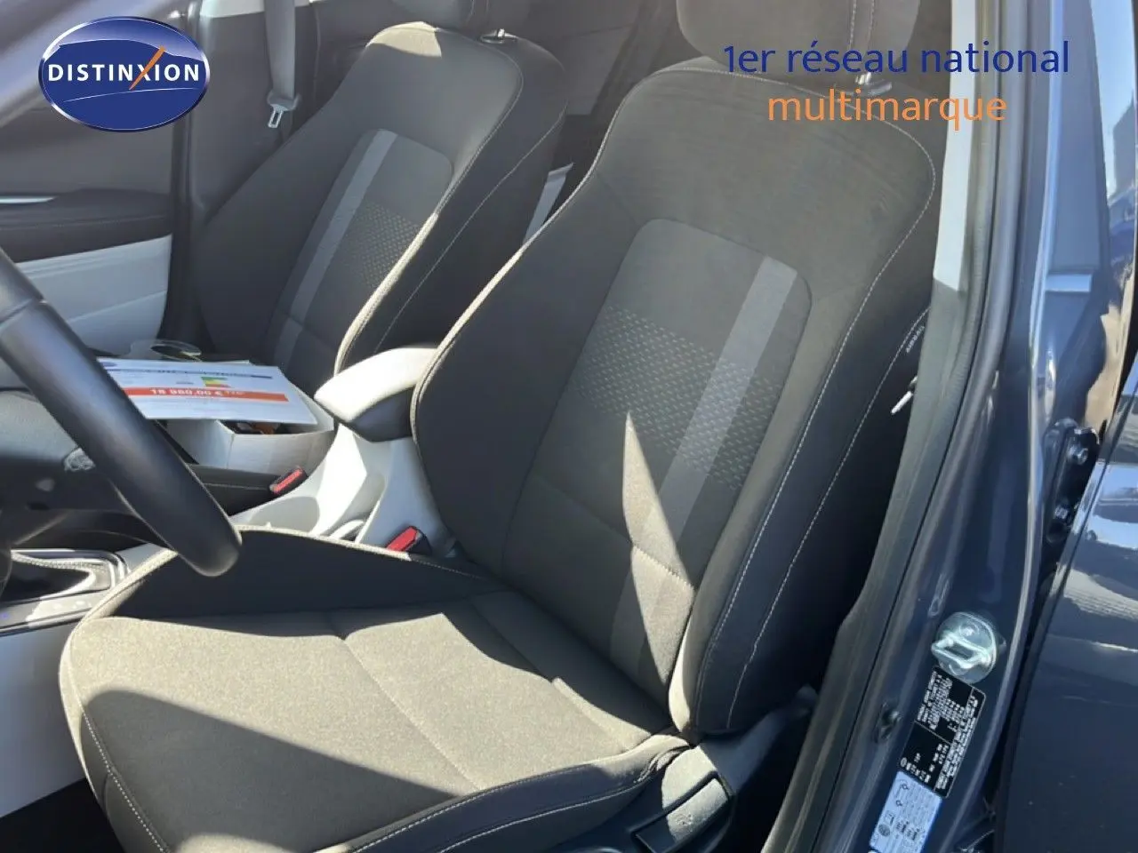 Vue intérieure côté conducteur de la Hyundai i20 2025 gris Aurora Metal, sièges tissu noir avec surpiqûres claires.