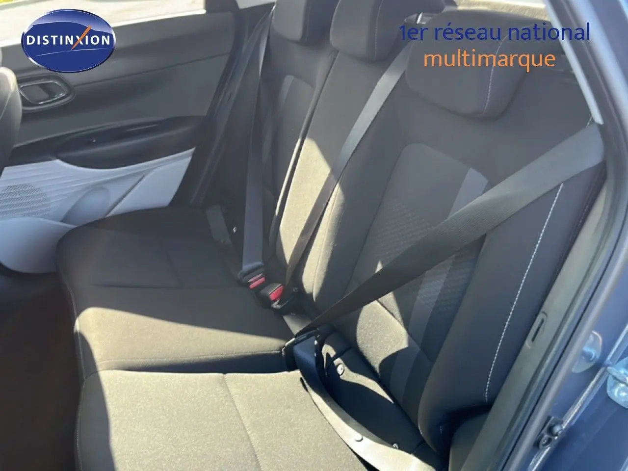 Vue intérieure côté droit des sièges arrière en tissu noir d'une Hyundai i20 gris aurora metal 2025.