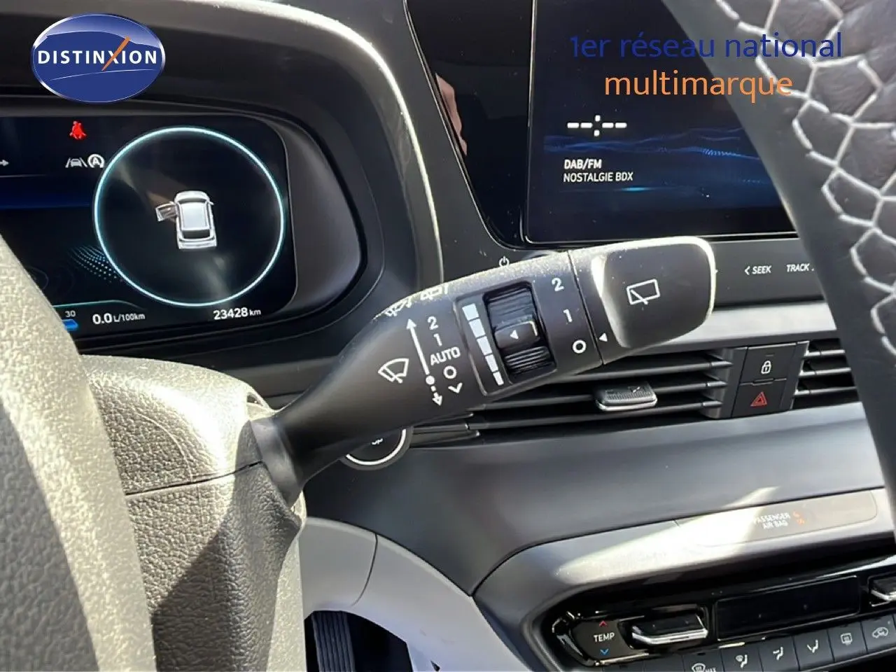 Gros plan sur la commande d'essuie-glace côté droit du tableau de bord gris noir de la Hyundai i20 2025.