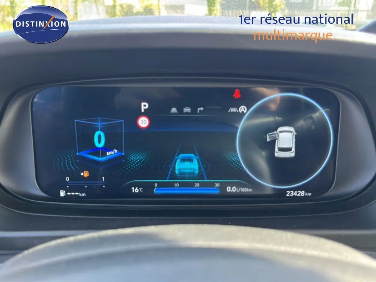 Affichage numérique du tableau de bord de la Hyundai i20 2025, montrant la vitesse à 0 km/h et l'ouverture de la porte avant gauche.