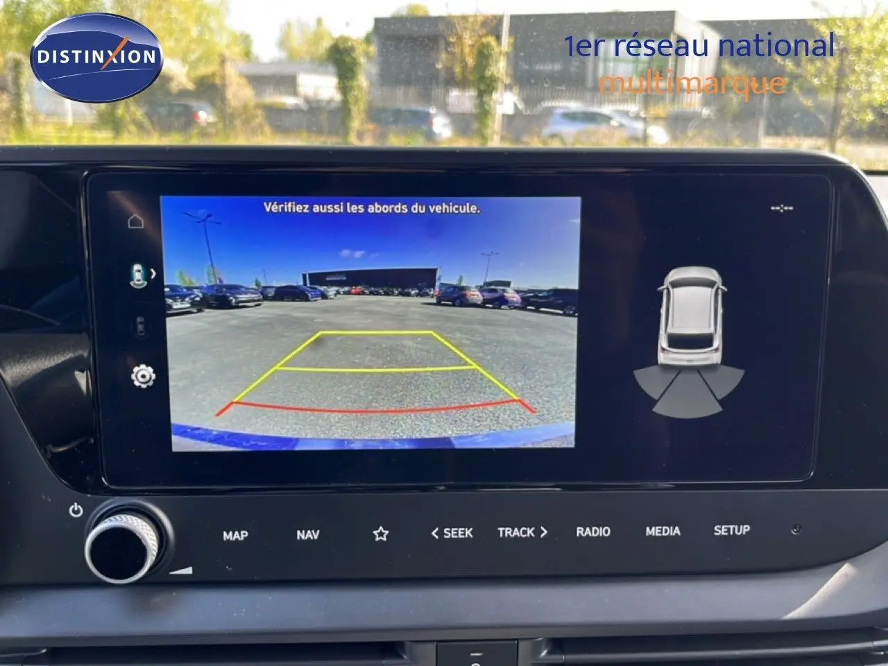 Écran central affichant la caméra de recul et l'aide au stationnement de la Hyundai i20 gris Aurora 2025.