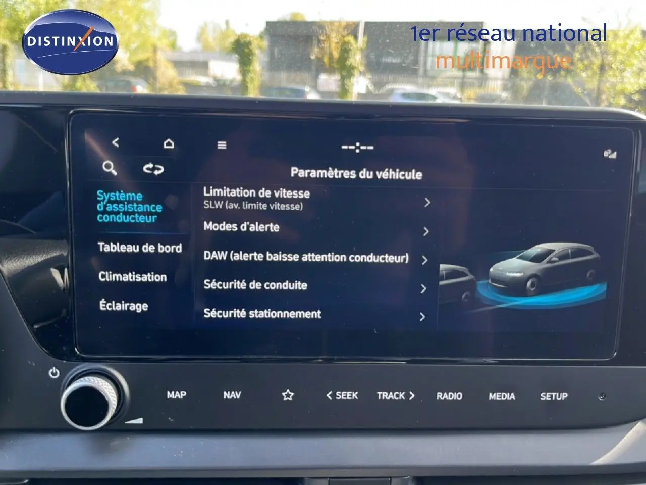 Écran tactile intérieur affichant les paramètres d’assistance conducteur de la Hyundai i20 2025 en gris Aurora Metal.
