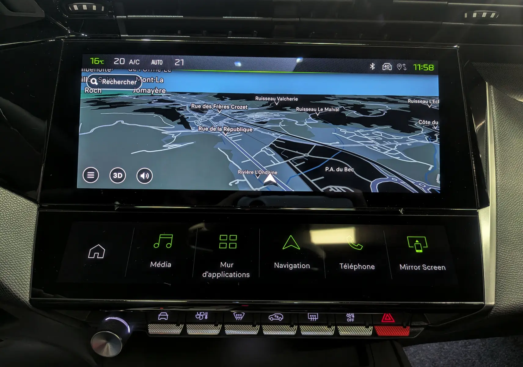 Écran tactile central du Peugeot 308 2026 affichant la navigation 3D avec interface multimédia et commandes tactiles.