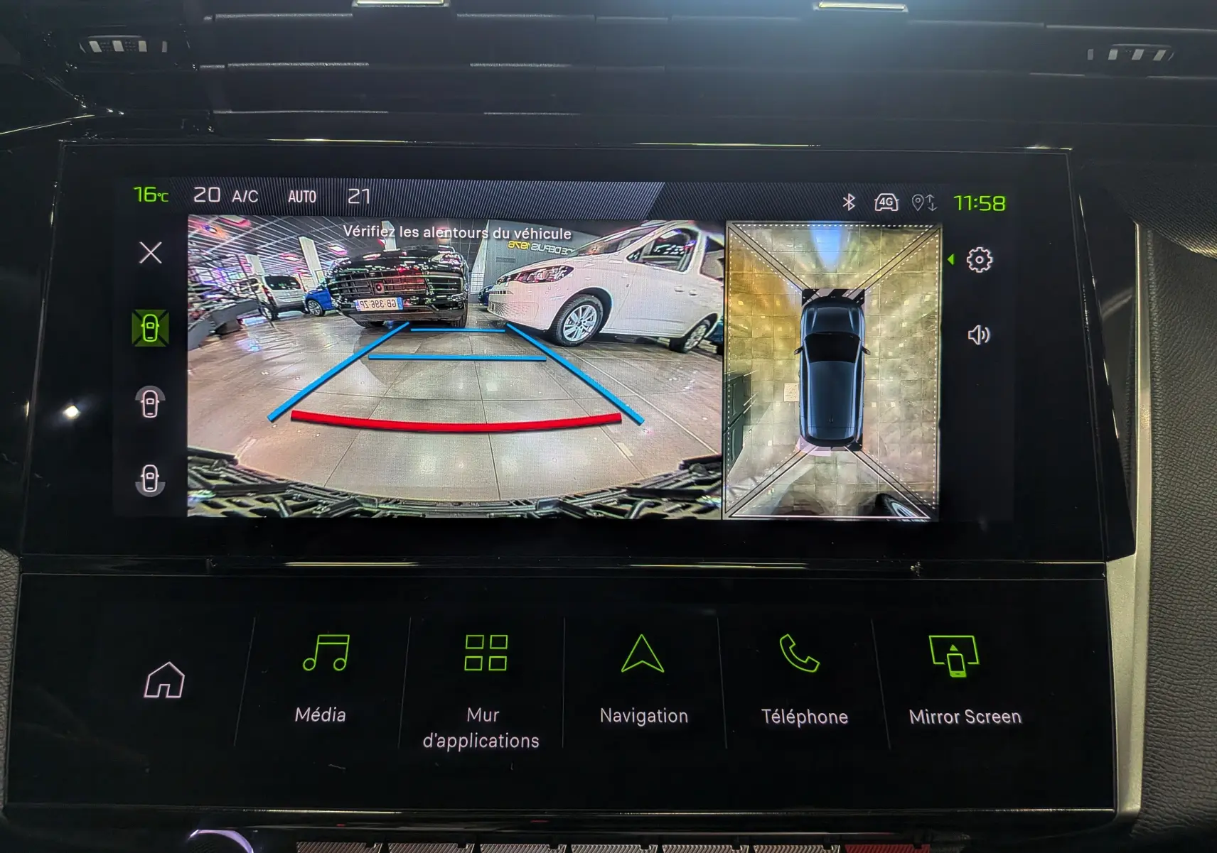 Écran central de la Peugeot 308 2026 montrant la caméra de recul avec vue arrière et vue 360° du véhicule gris Sélénium.