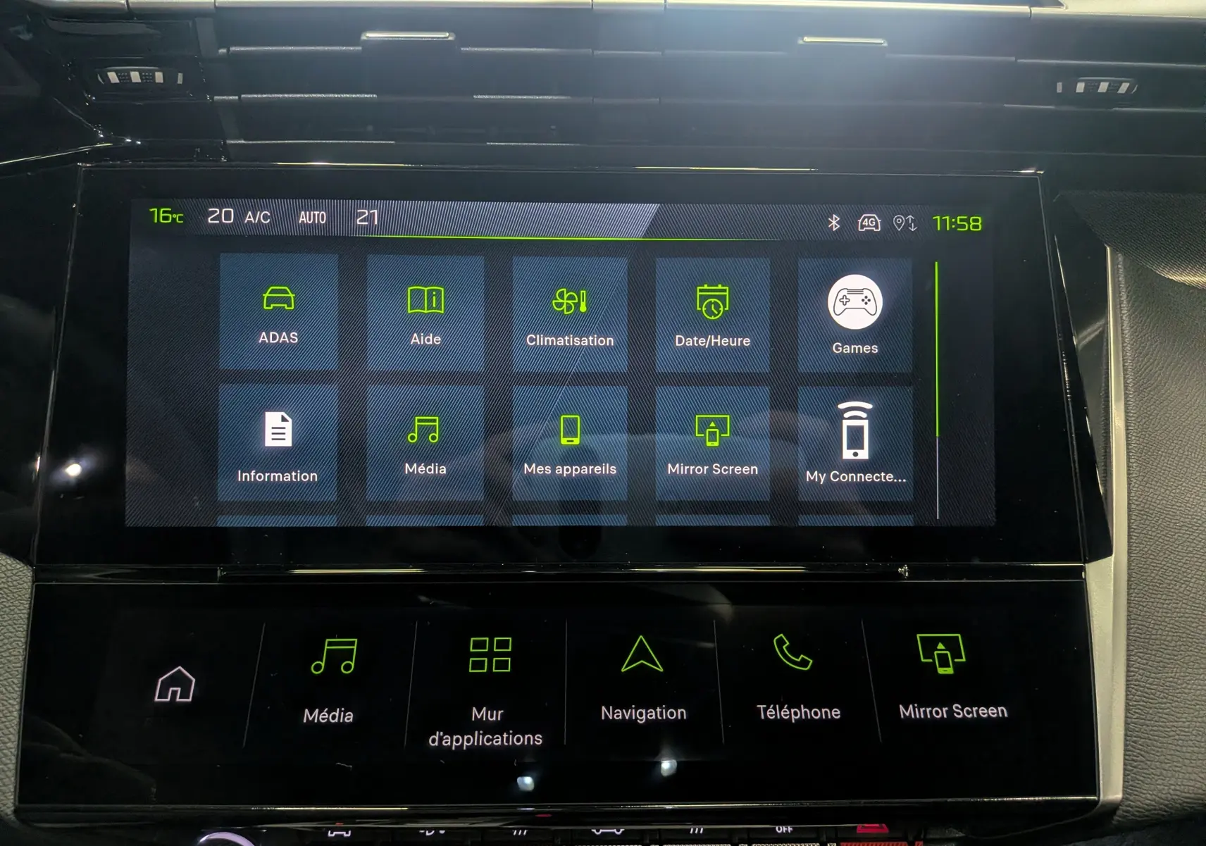 Écran tactile central de la Peugeot 308 GT Exclusive 2026 affichant les menus d’aide, climatisation et multimédia.