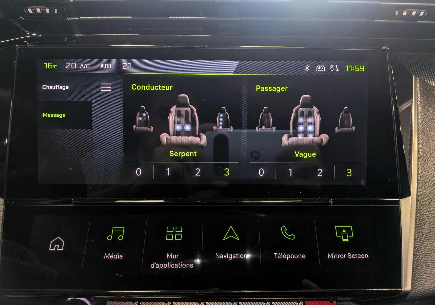 Écran tactile intérieur de la Peugeot 308 GT Exclusive 2026 montrant les réglages de massage des sièges conducteur et passager.