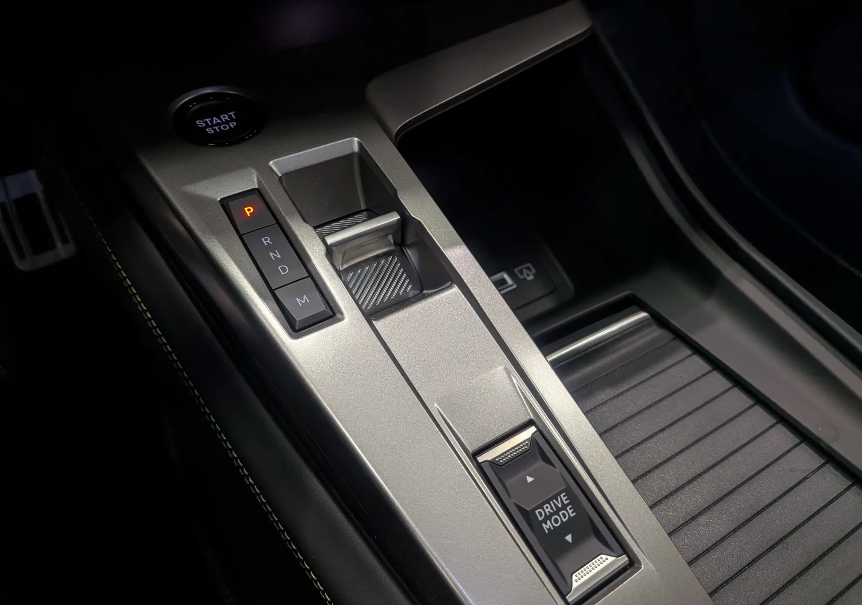 Vue rapprochée de la console centrale grise avec sélecteur de boîte auto et bouton Drive Mode sur Peugeot 308 2026.