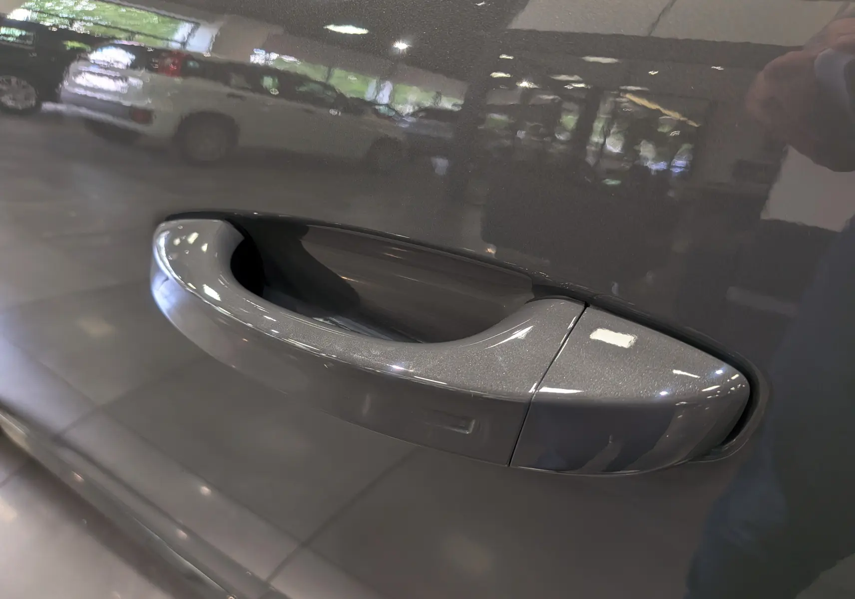 Poignée de porte gris Sélénium de la Peugeot 308 GT Exclusive 2026 vue en gros plan côté droit.