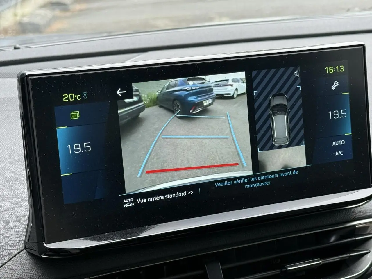 Écran tactile du Peugeot 3008 2024 montrant la caméra de recul avec guidage de trajectoire en vue arrière.