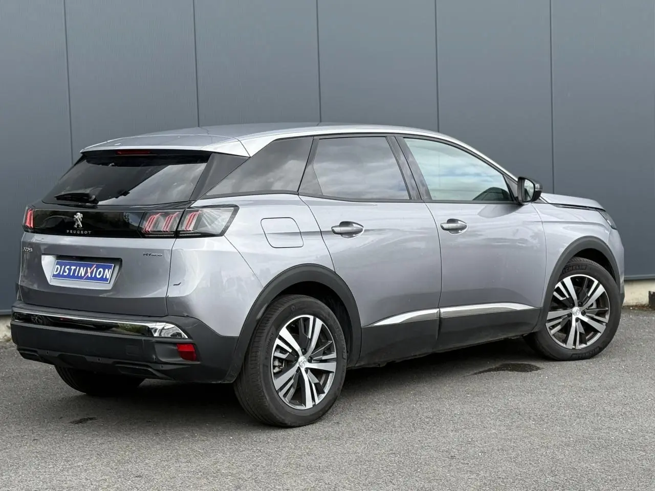 Peugeot 3008 Gris Artense en 3/4 arrière droit, avec jantes alliage et vitres arrière surteintées.