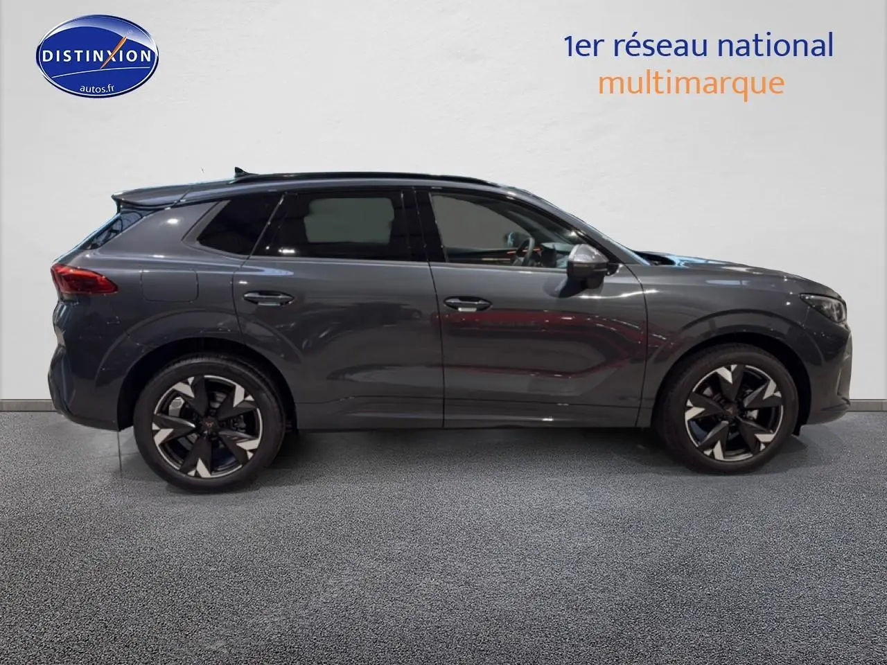 Profil droit d’un SUV CUPRA Terramar gris 2025 avec jantes alu noires et toit noir contrasté.