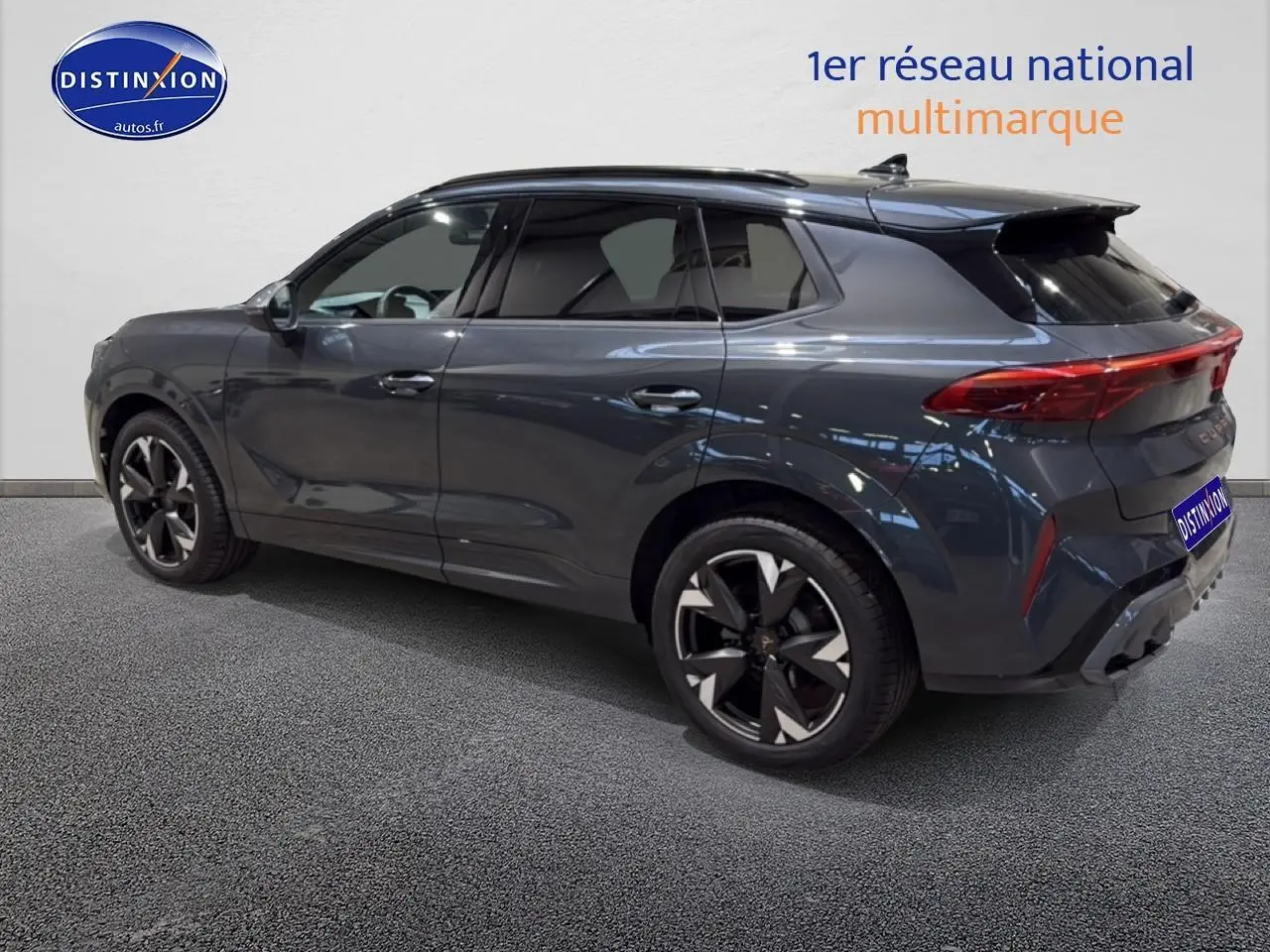 Vue côté droit arrière du SUV CUPRA Terramar gris 2025 avec jantes 19 pouces et feux arrière LED.