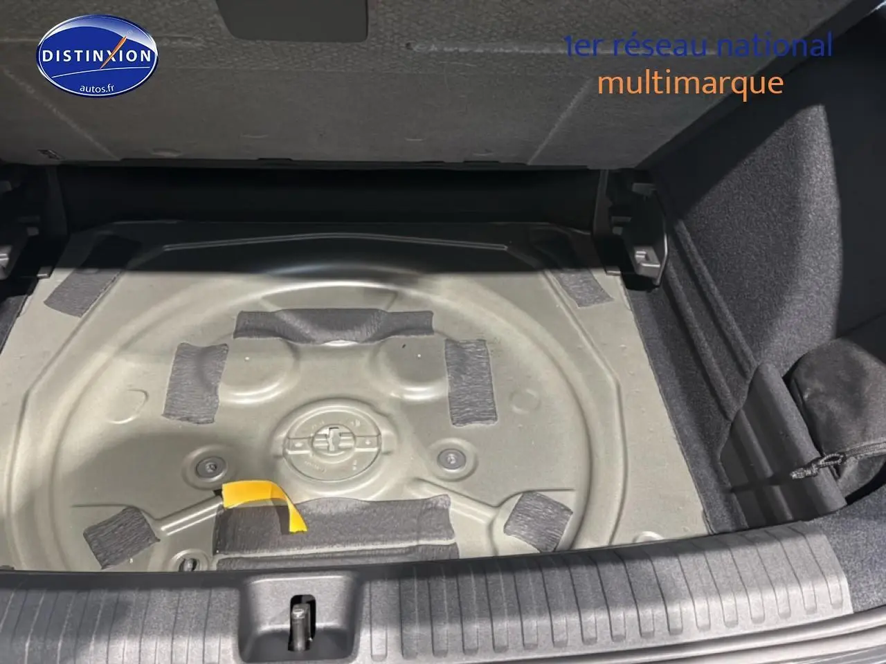 Coffre ouvert montrant le rangement sous plancher sans roue de secours du CUPRA Terramar gris 2025.