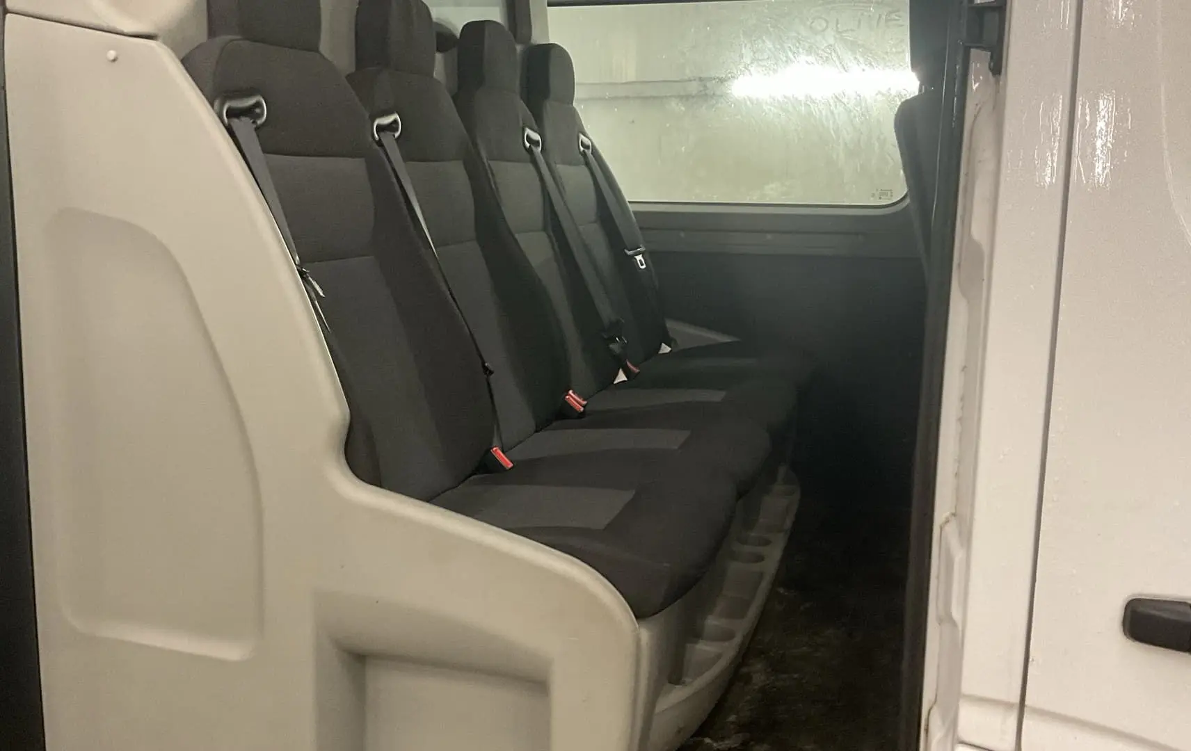 Vue intérieure côté droit montrant la banquette noire 6 places du Renault Master Cabine Approfondie blanc 2020.