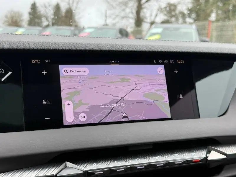 Écran tactile central avec navigation GPS affichée, intérieur du DS4 PureTech 130ch Opéra 2023, vue rapprochée du tableau de bord.