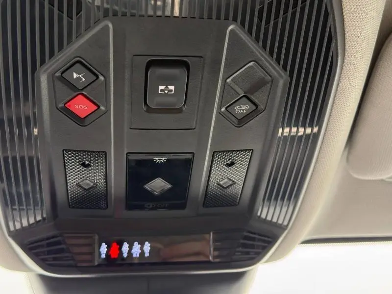 Vue en gros plan du panneau de commandes au plafond intérieur du DS4 2023 Gris Platinium, avec boutons SOS et contrôle de toit ouvrant.