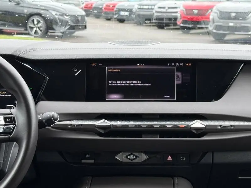 Vue intérieure du tableau de bord du DS4 2023, écran central allumé et commandes tactiles en ligne, ambiance moderne et épurée.