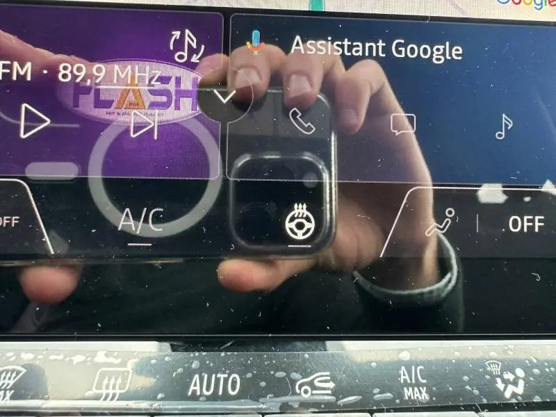 Vue rapprochée de l'écran tactile intérieur du Renault Captur 2026, affichant les commandes climatisation et assistant Google.