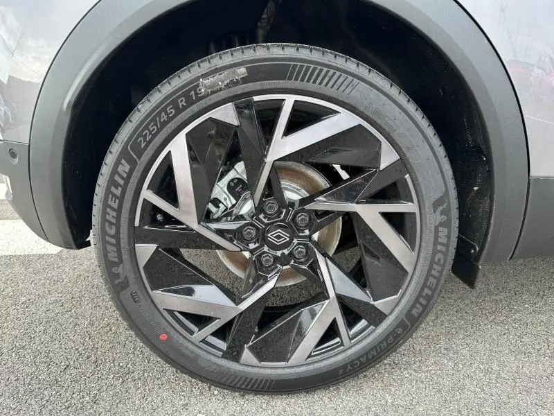 Gros plan sur la roue avant droite du Renault Captur 2026, jante noire et gris Cassiopée au design géométrique.