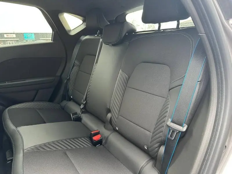 Vue intérieure côté droit des sièges arrière noirs avec surpiqûres bleues du Renault Captur 1.8 E-Tech full hybrid 2026.