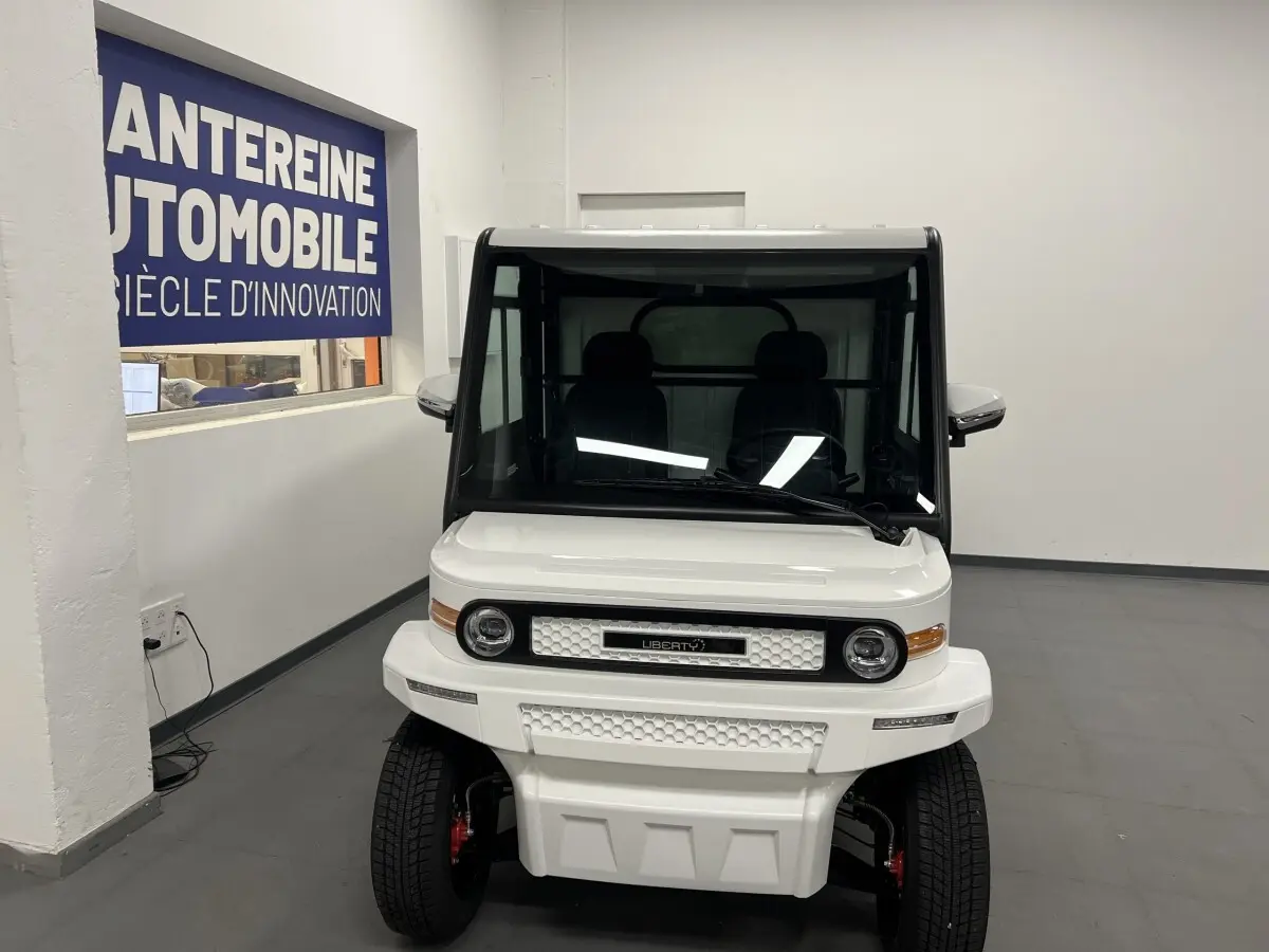 Vue de face du Liberty L7e H2 Cargo blanc 2025 avec éclairage LED et calandre à motifs hexagonaux.