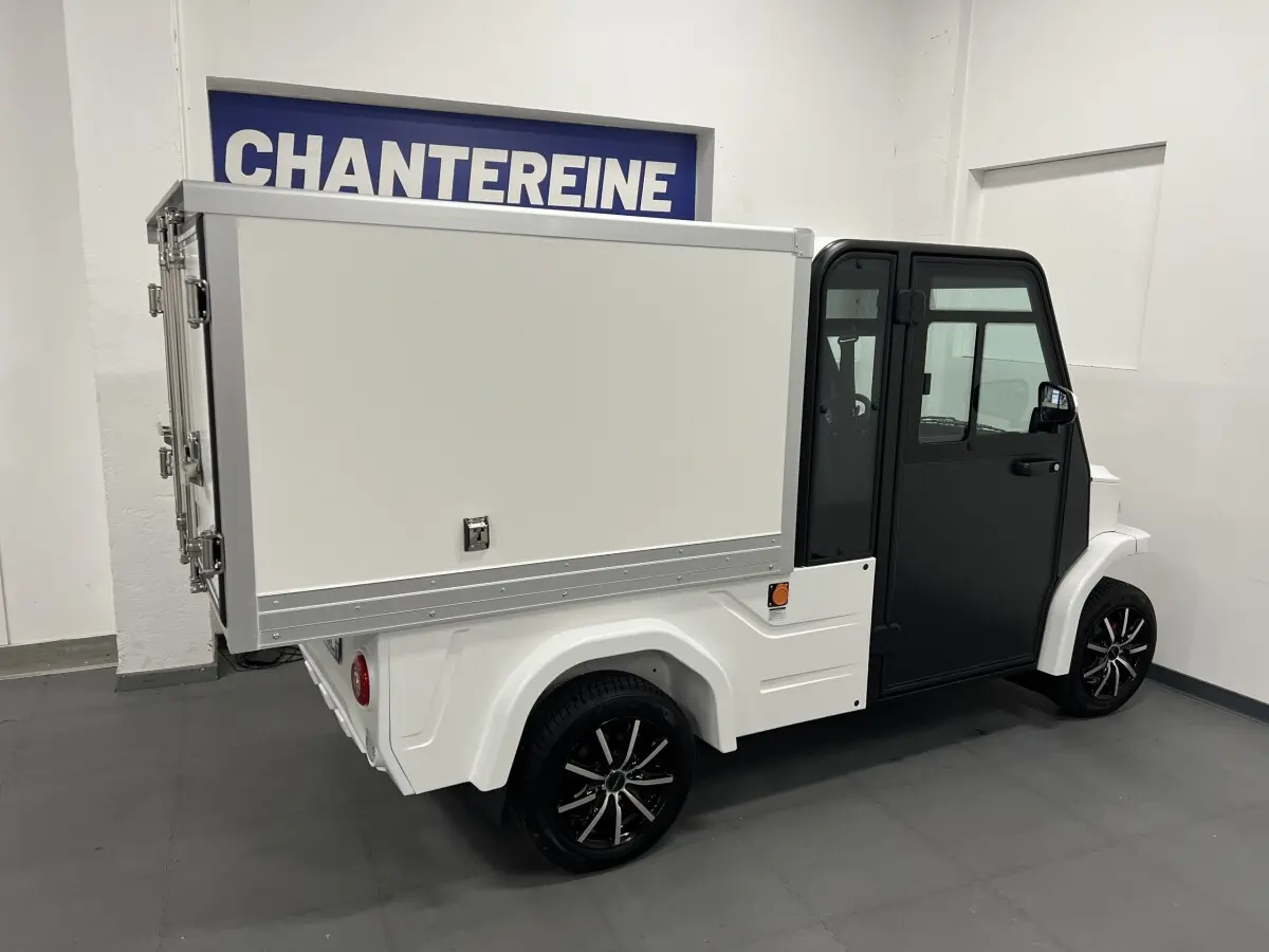 Vue 3/4 arrière droite du Liberty L7e H2 Cargo blanc avec caisse fermée, jantes alu 13 pouces et cabine noire compacte.