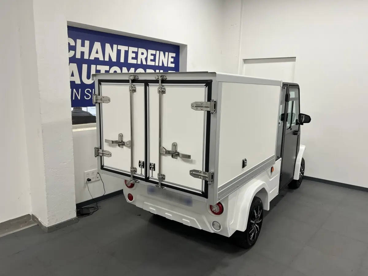 Vue 3/4 arrière droite du Liberty L7e H2 Cargo blanc électrique, avec caisse fermée et jantes alu 13 pouces noires.