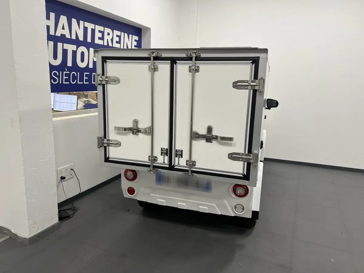 Vue arrière d'un utilitaire blanc LIBERTY L7e H2 CARGO 2025 avec portes doubles et éclairage rond.