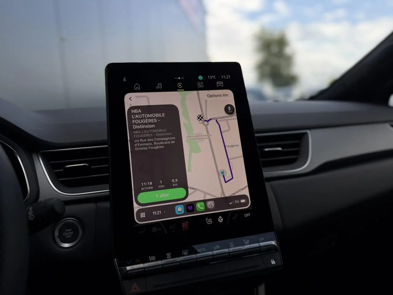 Vue intérieure du tableau de bord du Renault Captur 2026 avec écran tactile de navigation et commandes climatisation.