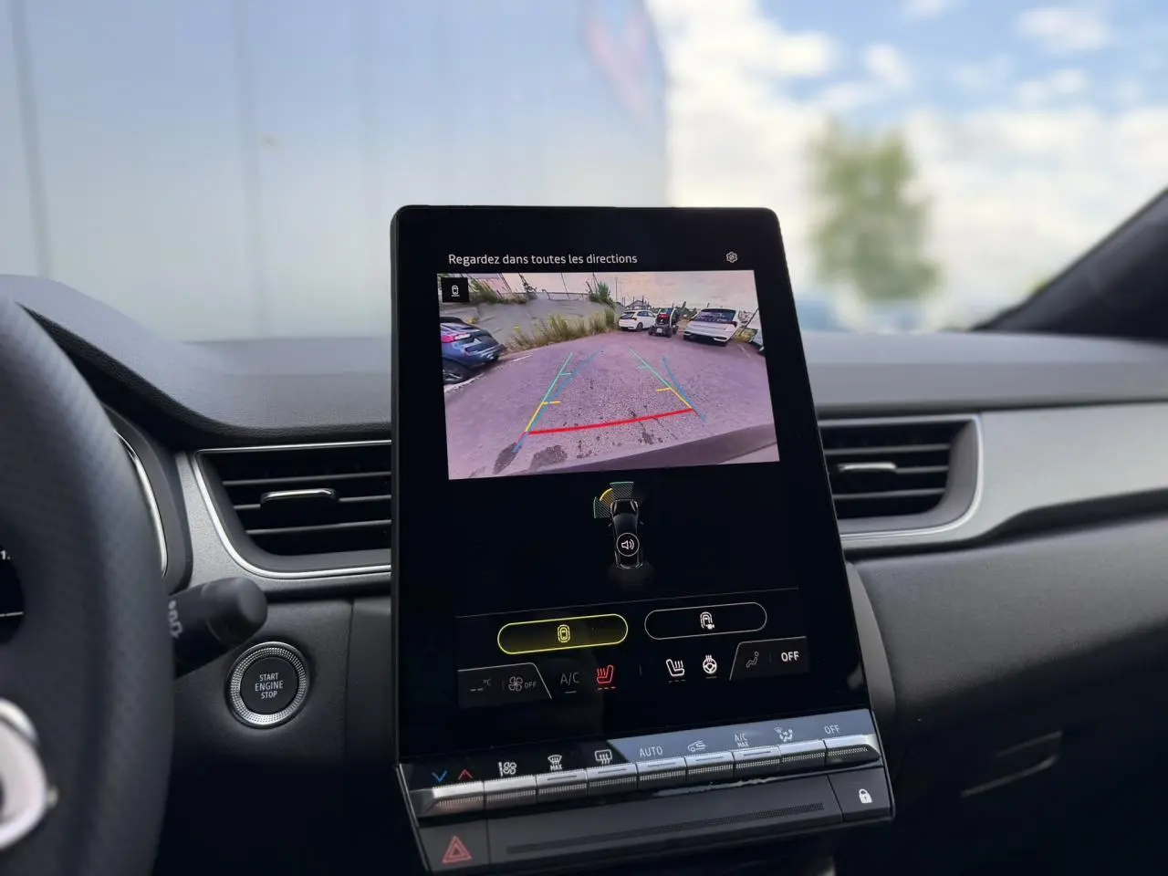 Vue intérieure du tableau de bord du Renault Captur 2026, écran tactile affichant la caméra de recul.