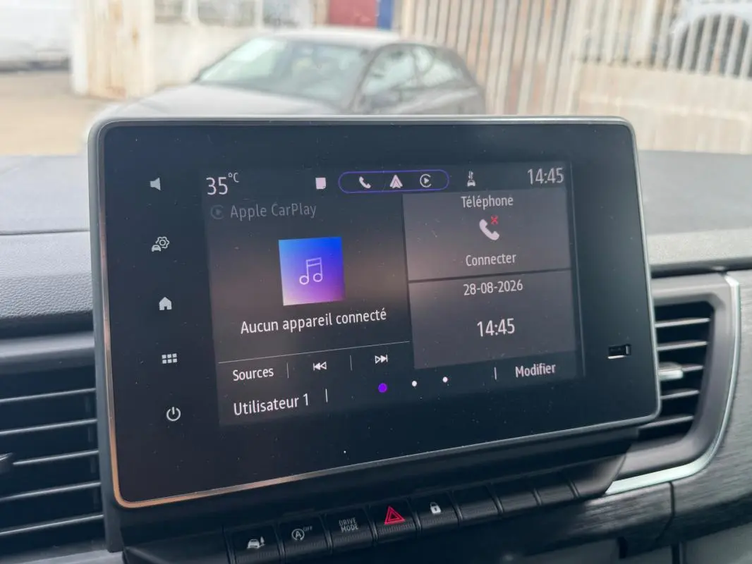 Vue rapprochée de l’écran tactile central du Renault Trafic Fourgon gris foncé, affichant l’interface Apple CarPlay.