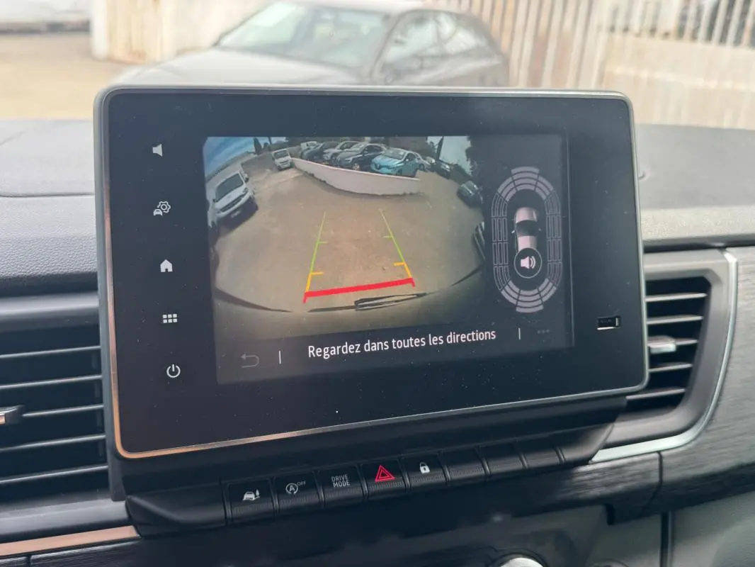 Écran central montrant la caméra de recul du Renault Trafic Fourgon gris foncé, vue intérieure frontale.