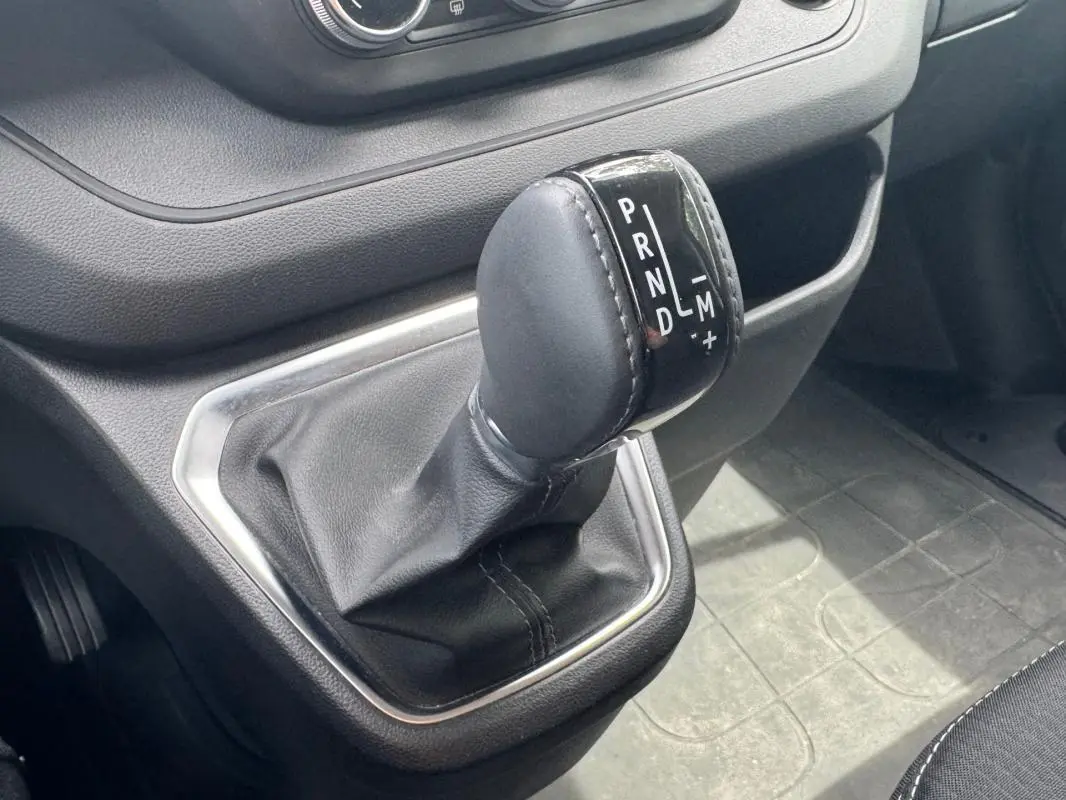 Le levier de vitesses automatique du Renault Trafic Fourgon 2024 en gros plan, entouré de garnitures noires.