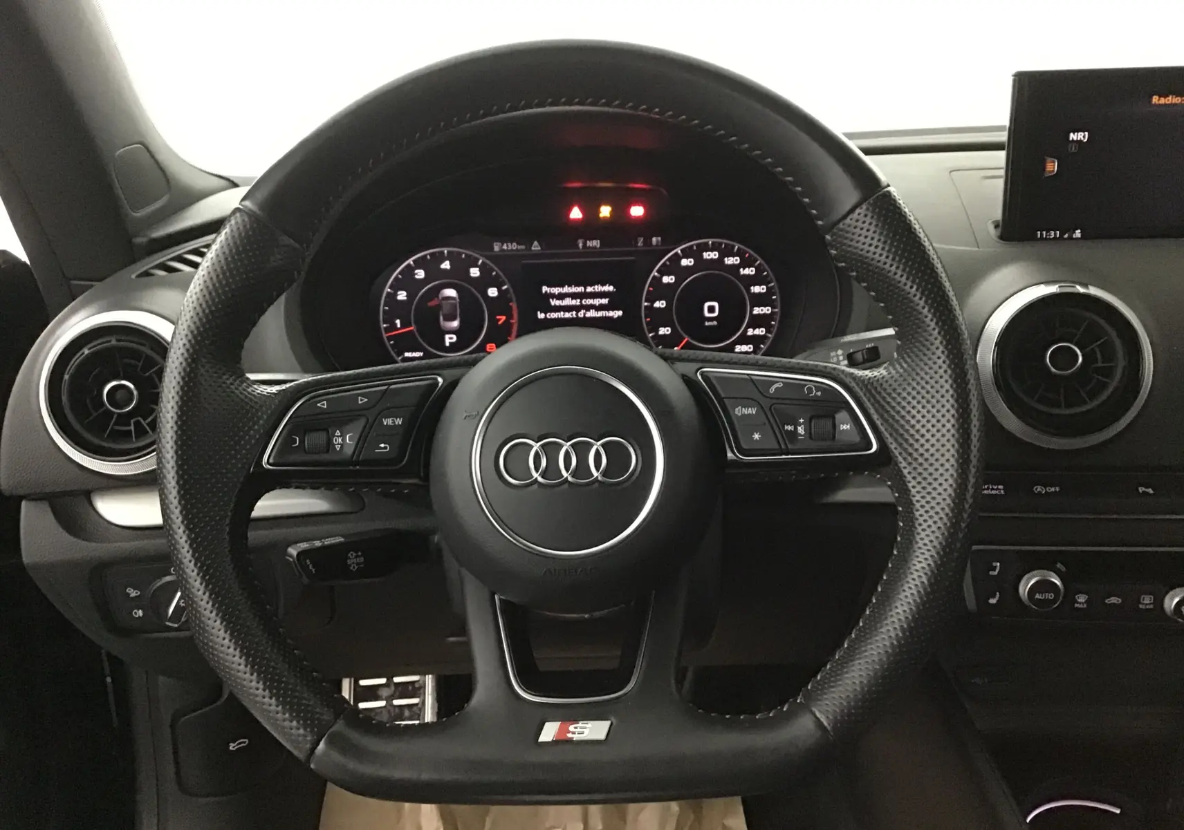 Vue rapprochée du volant sport noir perforé avec logo Audi S sur le tableau de bord numérique de l'Audi A3 Cabriolet 2020.